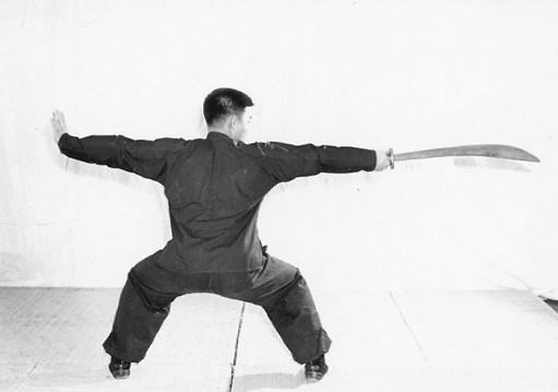 Posture 8 (planche 8) : la posture du cavalier, le sabre piqué droit devant, la paume gauche poussée à plat vers l&rsquo;arrière