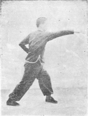 Cinquième posture : pas de la montée, main gauche qui ferme, poing droit jaillissant vers le sud, planche de l&rsquo;édition de 1959