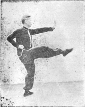 Sixième posture : la paume gauche et la jambe droite sortent sur une même ligne, planche de l&rsquo;édition de 1959