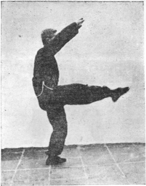 Septième posture, figure de passage arrêtée : saut, jambe droite en volée et paumes qui se heurtent, planche de l&rsquo;édition de 1959