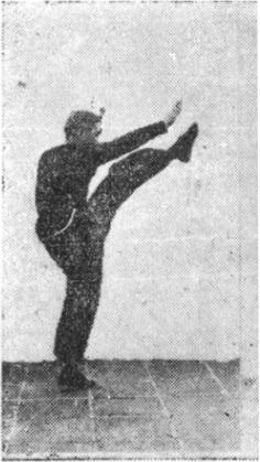 Septième posture, figure du mouvement : la paume droite retombe sur la jambe droite, planche de l&rsquo;édition de 1959