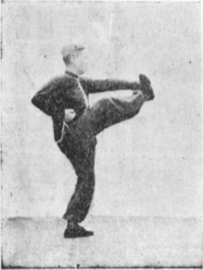 Huitième posture, figure de passage A : retournement vers la droite, la paume gauche vers la plante du pied droit, planche de l&rsquo;édition de 1959