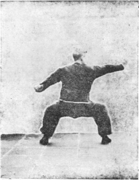 Huitième posture, figure de la posture finale : coupe levée de la main droite, crochet de la main gauche, planche de l&rsquo;édition de 1959