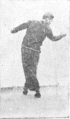 Neuvième posture, figure de passage A : recul du pied droit vers la gauche, planche de l&rsquo;édition de 1959