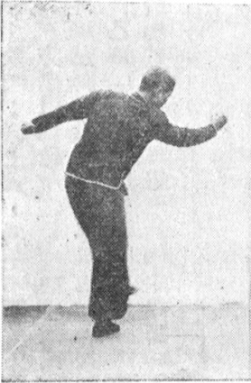 Neuvième posture, figure de passage B : le pied gauche se retire au-dessus du sol, planche de l&rsquo;édition de 1959