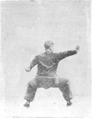 Neuvième posture, figure de la posture finale : position du cavalier retrouvée, main droite levée, planche de l&rsquo;édition de 1959