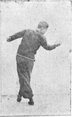 Dixième posture, figure de passage A : recul du pied droit vers la gauche, planche de l&rsquo;édition de 1959