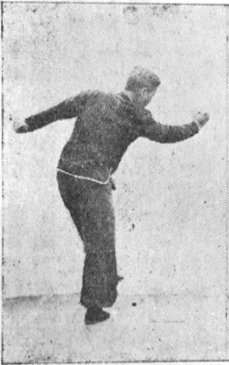 Dixième posture, figure de passage B : le pied gauche se retire au-dessus du sol, planche de l&rsquo;édition de 1959