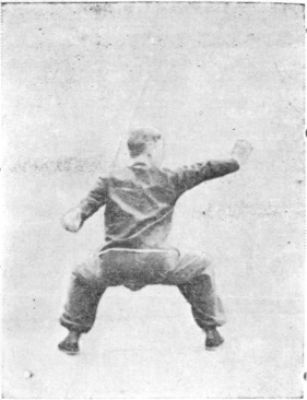 Dixième posture, figure de la posture finale : position du cavalier, main droite levée, planche de l&rsquo;édition de 1959