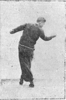 Onzième posture, figure de passage A : recul du pied droit vers la gauche, planche de l&rsquo;édition de 1959