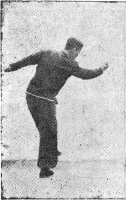Onzième posture, figure de passage B : le pied gauche se retire au-dessus du sol, planche de l&rsquo;édition de 1959