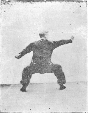 Onzième posture, figure de la posture finale : position du cavalier, main droite levée, planche de l&rsquo;édition de 1959