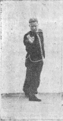 Douzième posture, figure de passage B : le pied arrière passe devant, mains pendantes, planche de l&rsquo;édition de 1959