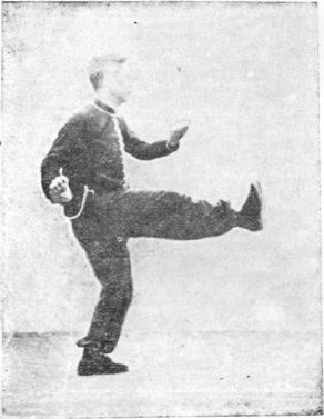 Treizième posture : double fermeture des mains et poussée latérale de la jambe droite, planche de l&rsquo;édition de 1959