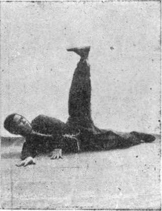 Quinzième posture, figure de passage A : la jambe gauche se lève depuis le sol, planche de l&rsquo;édition de 1959