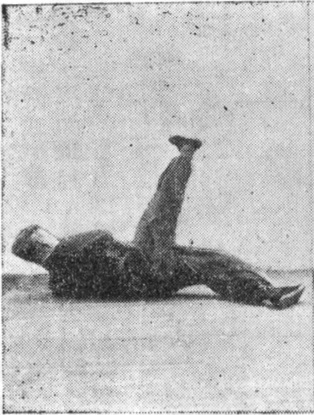 Quinzième posture, figure de passage B : retournement à gauche, appui des mains au sol, planche de l&rsquo;édition de 1959