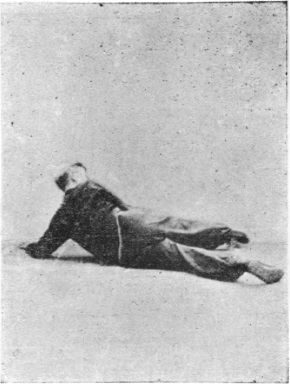 Quinzième posture, figure de la posture finale : jambes en ciseaux au sol, planche de l&rsquo;édition de 1959