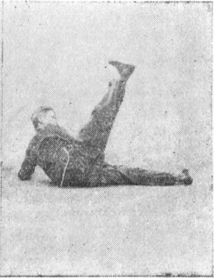 Seizième posture, figure de passage A : la jambe droite se lève depuis le sol, planche de l&rsquo;édition de 1959