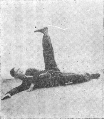 Seizième posture, figure de passage B : retournement à droite, la jambe gauche se lève, planche de l&rsquo;édition de 1959