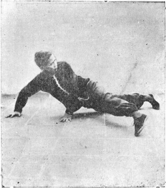 Dix-septième posture : le corps soulevé en appui sur les paumes et la pointe des pieds, planche de l&rsquo;édition de 1959