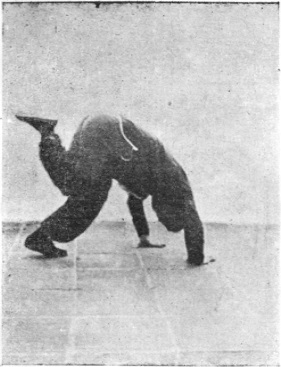 Dix-huitième posture : grande roulade vers l&rsquo;avant, planche de l&rsquo;édition de 1959