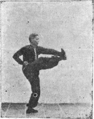 Dix-neuvième posture, figure de passage : jambe du tourbillon exécutée en se relevant, planche de l&rsquo;édition de 1959