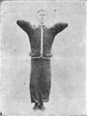 Première posture : position moyenne, les deux poings levés à hauteur d&rsquo;épaule, planche de l&rsquo;édition de 1959