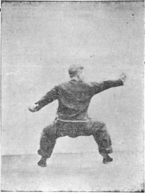 Dix-neuvième posture, figure de la posture finale : coupe levée en position du cavalier, planche de l&rsquo;édition de 1959