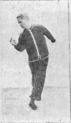Vingtième posture, figure de passage B : le pied gauche passe devant, main en posture dérobée, planche de l&rsquo;édition de 1959