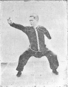 Vingtième posture, figure de la posture finale : corps redressé en position du cavalier, planche de l&rsquo;édition de 1959