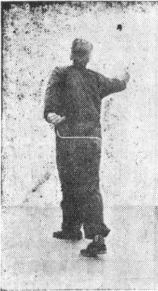 Vingt-et-unième posture, figure de passage B : changement de pas devant le visage, planche de l&rsquo;édition de 1959