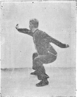 Vingt-et-unième posture, figure de la posture finale : position du cavalier, main ouverte vers l&rsquo;avant-droit, planche de l&rsquo;édition de 1959