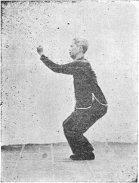 Vingt-deuxième posture, figure de passage : pieds joints, bras fléchis collés au centre, planche de l&rsquo;édition de 1959