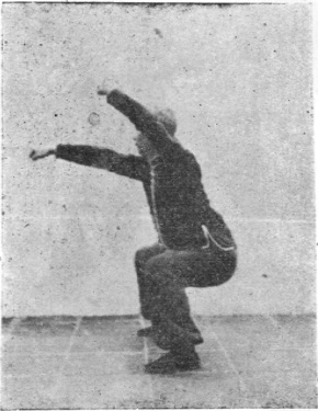 Vingt-troisième posture : position du cavalier, poing gauche dressé, poing droit jaillissant, planche de l&rsquo;édition de 1959