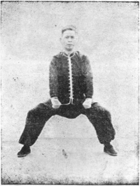 Deuxième posture : saut et piétinement en position du cavalier, les poings perçant vers le bas, planche de l&rsquo;édition de 1959