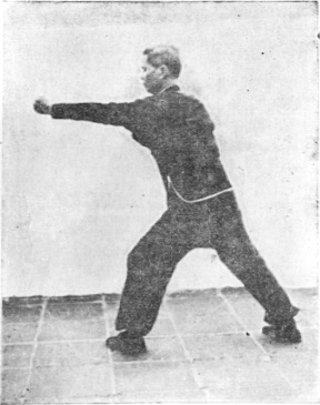 Vingt-quatrième posture : fente du poing gauche, pas de la montée à gauche, planche de l&rsquo;édition de 1959