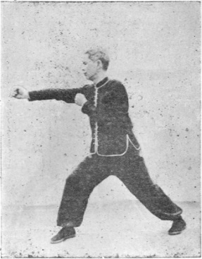 Vingt-cinquième posture : fente du poing droit, pas de la montée à droite, planche de l&rsquo;édition de 1959