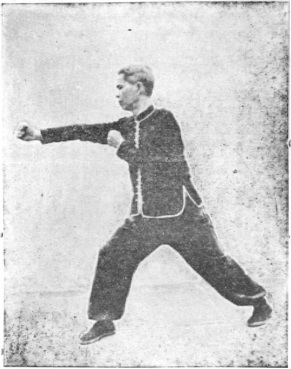 Vingt-septième posture : nouvelle fente du poing droit, pas de la montée à droite, planche de l&rsquo;édition de 1959