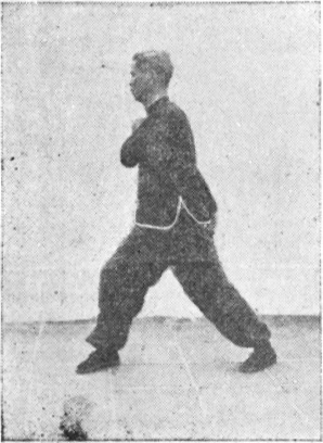 Vingt-huitième posture, figure de passage : le poing droit abat vers l&rsquo;arrière-bas, planche de l&rsquo;édition de 1959