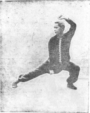 Vingt-huitième posture, figure de la posture finale : jambe jetée, balayage du poing droit sous l&rsquo;entrejambe, planche de l&rsquo;édition de 1959