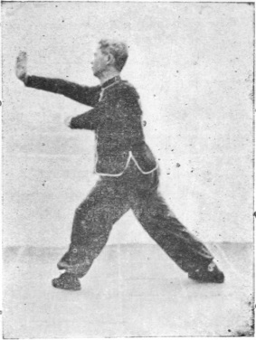 Vingt-neuvième posture : pas de la montée à gauche et paume droite qui pique vers l&rsquo;avant, planche de l&rsquo;édition de 1959
