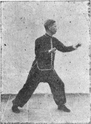Trentième posture, figure de passage : retournement par l&rsquo;arrière, les deux mains ferment du haut vers le bas, planche de l&rsquo;édition de 1959