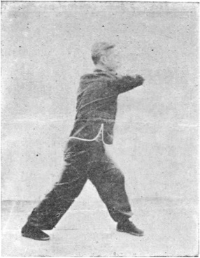 Trentième posture, figure de la posture finale : coude droit superposé poussant vers l&rsquo;avant, planche de l&rsquo;édition de 1959