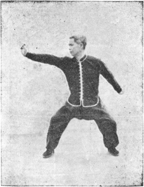 Troisième posture : lever la coupe en position du cavalier, la main gauche en crochet vers l&rsquo;arrière, planche de l&rsquo;édition de 1959