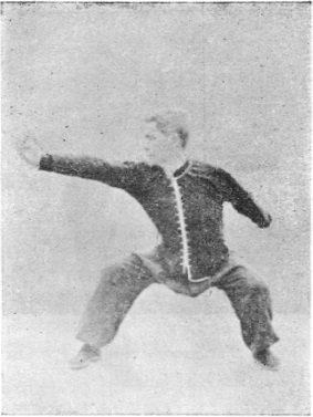 Trente-deuxième posture : projection en avant en position du cavalier, main droite levée, planche de l&rsquo;édition de 1959