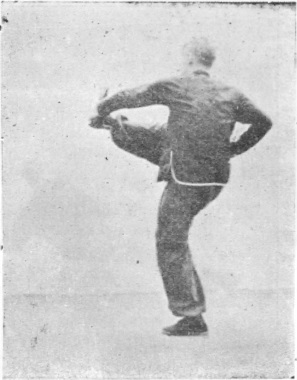 Trente-troisième posture : jambe du tourbillon après retournement, planche de l&rsquo;édition de 1959