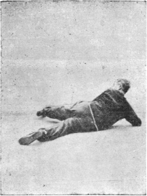 Trente-quatrième posture : plongeon aérien et jambes en ciseaux au sol, planche de l&rsquo;édition de 1959