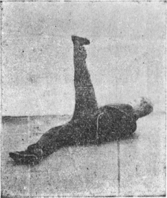 Trente-cinquième posture, figure de passage A : la jambe gauche se lève, planche de l&rsquo;édition de 1959