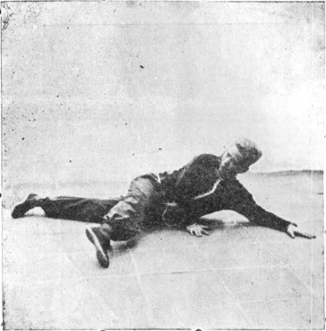 Trente-cinquième posture, figure de la posture finale : jambes en ciseaux du côté gauche, planche de l&rsquo;édition de 1959