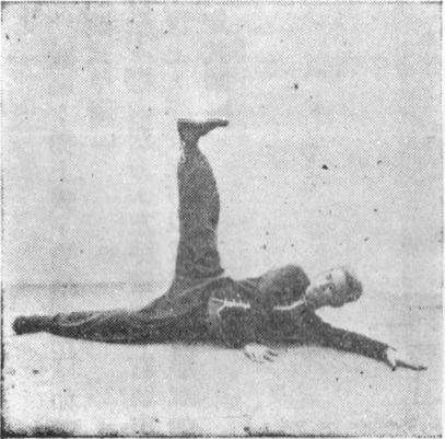 Trente-sixième posture, figure de passage : la jambe droite se lève, planche de l&rsquo;édition de 1959